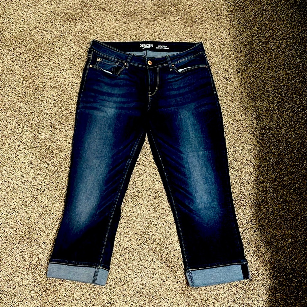 NWOT Denizen from Levi’s cropped blue jeans. Size 10